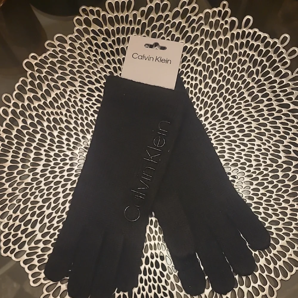 Calvin Klein Elegant Black Knit Gloves